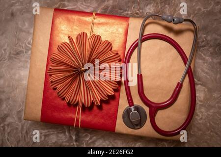 Boîtes cadeaux faites main Merry Christmas avec stéthoscope sur un plat de Noël. Utilisez-la pour la carte de vœux de Noël ou les fêtes de fin d'année afin de montrer votre appréciation à H Banque D'Images