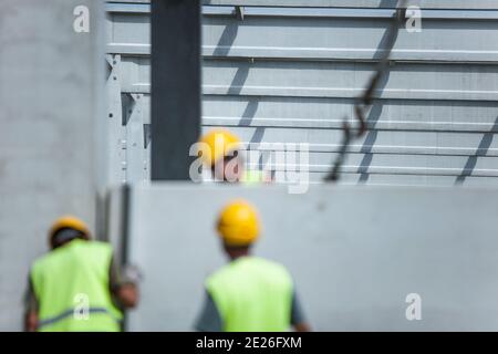 Cliché sélectif des travailleurs dans la construction d'un complexe résidentiel Banque D'Images
