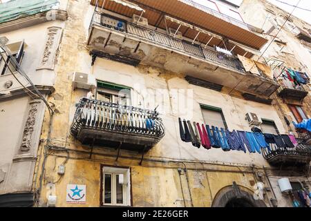 NAPLES, ITALIE - 15 DÉCEMBRE 2019: Rues étroites dans le centre-ville de Rione Sanita quartier de Naples quartier Stella avec linge coloré suspendu, t Banque D'Images