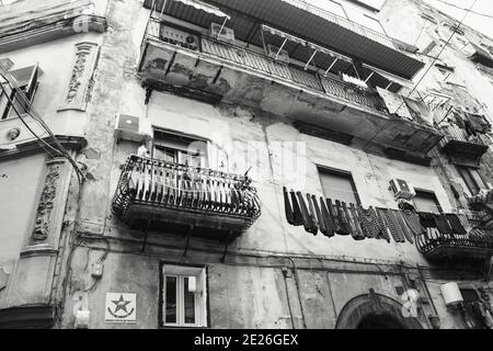 NAPLES, ITALIE - 15 DÉCEMBRE 2019: Rues étroites dans le centre-ville de Rione Sanita quartier de Naples quartier Stella avec linge coloré suspendu, t Banque D'Images