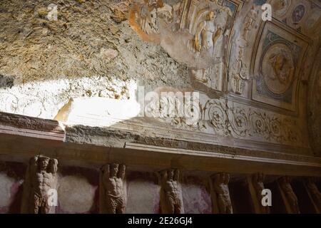 Ruines de Pompéi. Salle de bains Forum intérieur avec des figures mâles Atlas en terre cuite (télamones) et en fresque. Hygiène, soins de santé, concept de mode de vie. Italie Banque D'Images