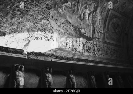 Ruines de Pompéi. Salle de bains Forum intérieur avec des figures mâles Atlas en terre cuite (télamones) et en fresque. Hygiène, soins de santé, concept de mode de vie. L'hérésie italienne Banque D'Images