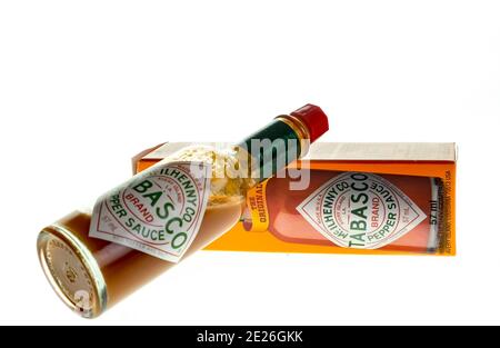 Norwich, Norfolk, Royaume-Uni – décembre 20 2020. Photo éditoriale d'une bouteille de sauce au poivre de Tabasco Mcilhenny Co. Et de sa boîte Banque D'Images