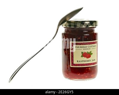 Norwich, Norfolk, Royaume-Uni – décembre 20 2020. Photo d'illustration d'un pot en verre de confiture artisanale de framboises Banque D'Images