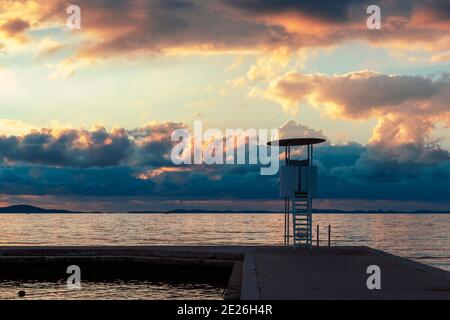 Tour d'observation des sauveteurs sur la plage au coucher du soleil, Nin, Croatie Banque D'Images