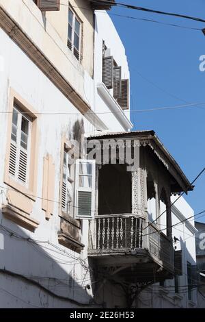 Ancienne maison avec balcon, auvent en bois sculpté, Banque D'Images