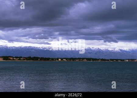 Sommets enneigés des montagnes Velebit, Croatie. Vue depuis l'île de Vir. Banque D'Images