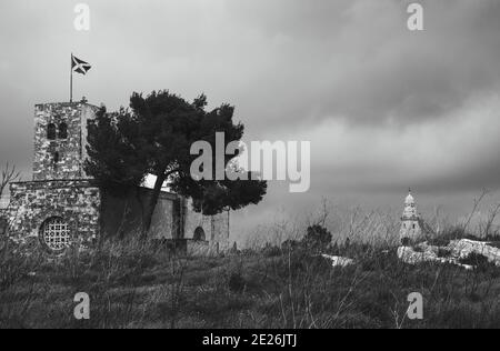 L'église St Andrew ou l'église Scots Memorial dans un ciel nuageux jour d'hiver avant la tempête de pluie et le clocher de l'abbaye de Dormition en arrière-plan. Jérusalem, Israël. Banque D'Images