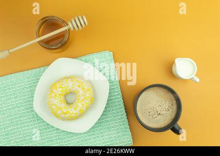 Beignets fraîchement cuits avec du sucre en poudre et du miel avec du café. Beignets en poudre et café au miel avec espace pour le texte. Banque D'Images