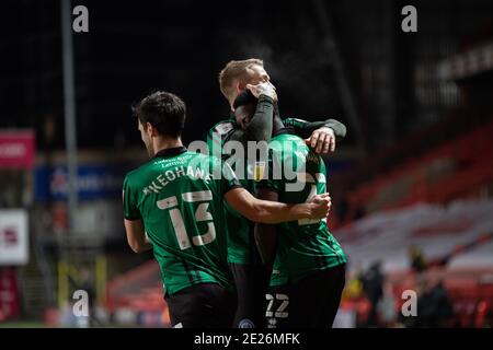 Londres, Royaume-Uni. 12 janvier 2021. Kwadwo Baah de Rochdale fête avec Jimmy Keohane (13) et Stephen Humphrys de Rochdale après avoir marquant le troisième but de son côté et son second pour le faire 1-3 lors du match Sky Bet League 1 à The Valley, Londres photo par Alan Stanford/Focus Images/Sipa USA 12/01/2021 Credit: SIPA USA/Alay Live News Banque D'Images