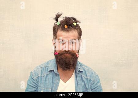 visages comiques et émotions. Homme positif et étonné. Portrait drôle de l'homme avec coiffure drôle. Barbershop et coiffeur. Bonne fête des pères. Hipster charismatique. Bonne fête, mais pas de froid. Banque D'Images