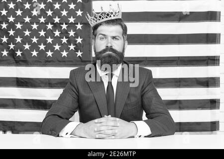 Homme d'affaires de bonne réputation homme beau s'assoir bureau drapeau américain fond, concept de rêve américain. Banque D'Images