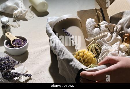 Sachets de lavande faits à la main dans des sacs textiles et des coeurs doux. Boîte en carton radeau à main avec aucun cadeau de gaspillage. Fleurs de lavande sèches pour le farce Banque D'Images