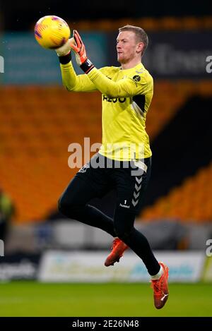 Jordan Pickford, gardien de but d'Everton, se réchauffe avant le match de la Premier League au stade Molineux, Wolverhampton. Banque D'Images