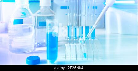 Science et biologie moléculaire, image panoramique. Tubes en plastique pour l'analyse pcr de l'adn et de l'arn, pipette automatique et tubes avec réactifs Banque D'Images