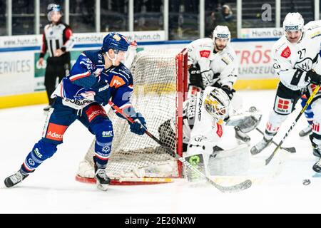 12 janvier 2021, Zurich, Hallenstadion, Ligue nationale: ZSC Lions - HC Lugano, # 18 Raphael Prassl (ZSC) contre le gardien de but # 34 Niklas Schlegel (Lugano) Credit: SPP Sport Press photo. /Alamy Live News Banque D'Images