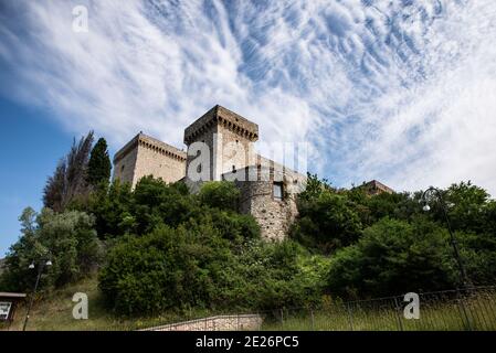 narni, italie mai 23 2020 : forteresse d'albornoz sur la colline au-dessus de narni avec vue panoramique sur le bassin ternana Banque D'Images