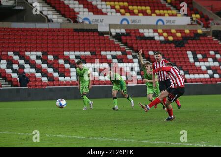 SUNDERLAND, ANGLETERRE. LE 12 JANVIER, Aiden O'Brien de Sunderland marque son deuxième but à partir de la zone de pénalité lors du match de Trophée EFL entre Sunderland et Port Vale au Stade de Light, Sunderland, le mardi 12 janvier 2021. (Credit: Mark Fletcher | MI News) Credit: MI News & Sport /Alay Live News Banque D'Images