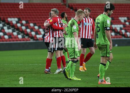 SUNDERLAND, ANGLETERRE. LE 12 JANVIER, Aiden O'Brien de Sunderland fête avec Grant Leadbitter après avoir obtenu le deuxième but de la zone de pénalité lors du match du Trophée EFL entre Sunderland et Port Vale au Stade de Light, Sunderland, le mardi 12 janvier 2021. (Credit: Mark Fletcher | MI News) Credit: MI News & Sport /Alay Live News Banque D'Images