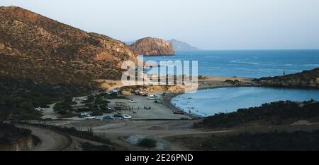 Plage de San Carlos et rochers dans la mer de Cortez Banque D'Images