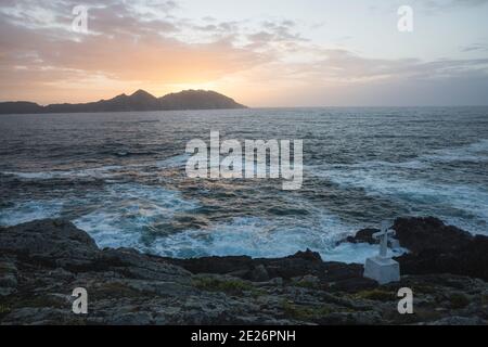 Coucher de soleil sur les îles de Cies au-dessus de la mer atlantique Banque D'Images