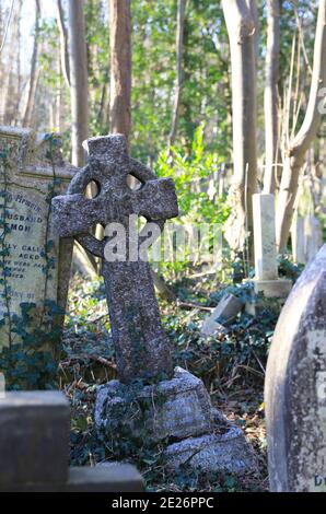 Les mémoriaux du cimetière Highgate est sous le soleil d'hiver, au nord de Londres, au Royaume-Uni Banque D'Images