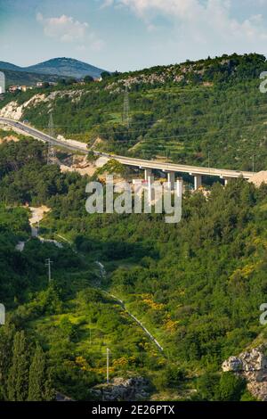 SPLIT, CROATIE - 04 juin 2011: Un viaduc à Klis près de la ville de Split à Dalmatie, Croatie Banque D'Images
