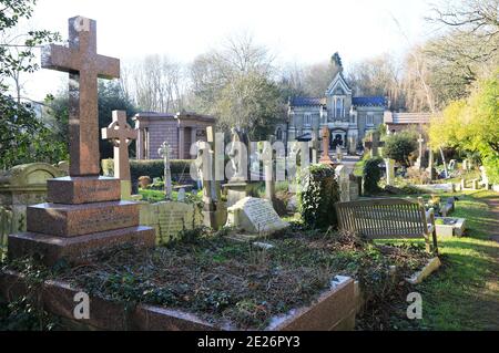 Les mémoriaux du cimetière Highgate est sous le soleil d'hiver, au nord de Londres, au Royaume-Uni Banque D'Images