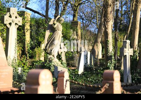 Les mémoriaux du cimetière Highgate est sous le soleil d'hiver, au nord de Londres, au Royaume-Uni Banque D'Images