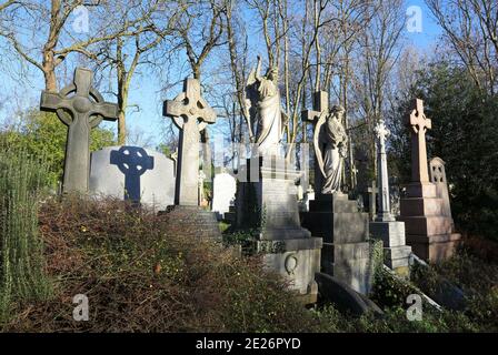 Les mémoriaux du cimetière Highgate est sous le soleil d'hiver, au nord de Londres, au Royaume-Uni Banque D'Images