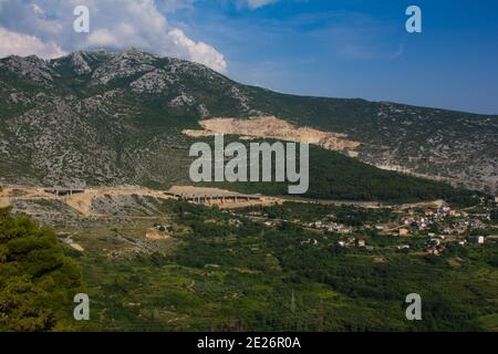 SPLIT, CROATIE - 04 juin 2011: Vue sur la montagne de la Mosor de Klis, près de la ville de Split à Dalmatie, Croatie Banque D'Images