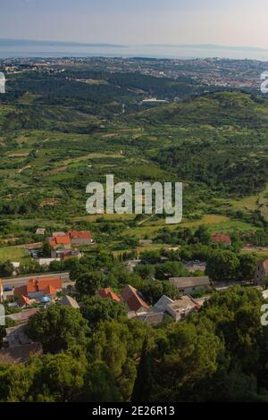 SPLIT, CROATIE - 04 juin 2011: Vue sur Klis et la campagne avec Split ville dans la distance en Croatie Banque D'Images
