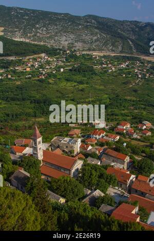 SPLIT, CROATIE - 04 juin 2011: Une vue sur la ville de Klis depuis la forteresse de Klis, près de la ville de Split à Dalmatie, Croatie Banque D'Images