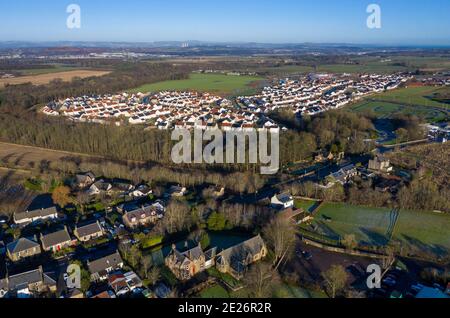 Vue aérienne du développement du logement de Calderwood à la périphérie de East Calder, West Lothian. Banque D'Images