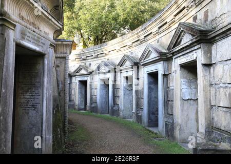 Les voûtes du cercle du Liban, dans le cimetière évocateur de Highgate, dans le nord de Londres, au Royaume-Uni Banque D'Images