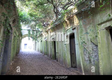 Les voûtes privées sur l'avenue Egyptian, menant au cercle du Liban, dans le cimetière évocateur Highgate West, dans le nord de Londres, Royaume-Uni Banque D'Images