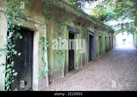 Les voûtes privées sur l'avenue Egyptian, menant au cercle du Liban, dans le cimetière évocateur Highgate West, dans le nord de Londres, Royaume-Uni Banque D'Images