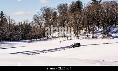 Montebello, Canada - 2 janvier 2021 : vue imprenable sur le champ de neige dans le parc Omega Banque D'Images