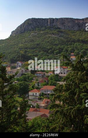 SPLIT, CROATIE - 04 juin 2011: Ville de Klis sous la montagne Kozjak près de Split ville, Croatie Banque D'Images