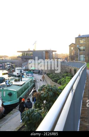Marche le long du chemin de halage du canal Regents à Kings Cross, lors d'une journée d'hiver lumineuse et ensoleillée, dans le nord de Londres, au Royaume-Uni Banque D'Images