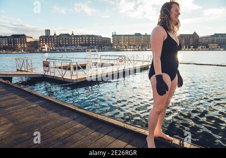 Femme mature natation en eau froide à Copenhague, Danemark Banque D'Images