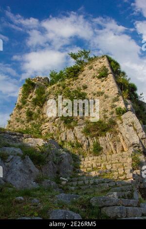 SPLIT, CROATIE - 04 juin 2011: Murs de la forteresse de défense de Klis près de la ville de Split à Dalmatie, Croatie Banque D'Images