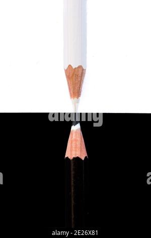 gros plan de crayons en bois noir et blanc, image verticale Banque D'Images