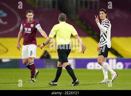 Edinson Cavani de Manchester United s'adresse à l'arbitre Kevin Friend lors du match de la Premier League à Turf Moor, Burnley. Banque D'Images