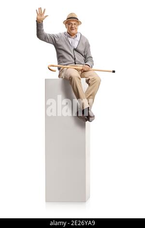 Homme âgé avec une canne assise sur une colonne blanche et l'ondulation isolée sur fond blanc Banque D'Images