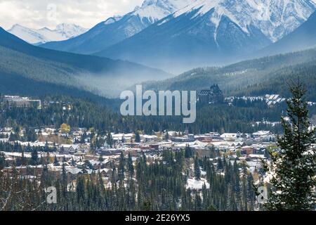 Vue sur la ville de Banff en hiver enneigé. Vue depuis le point de vue du mont Norquay Banff. Parc national Banff, Rocheuses canadiennes, Canada. Banque D'Images