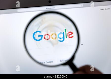 Wroclaw, Pologne - DEC 2, 2020: Logo Google à travers une loupe. Google est le moteur de recherche Web le plus populaire Banque D'Images