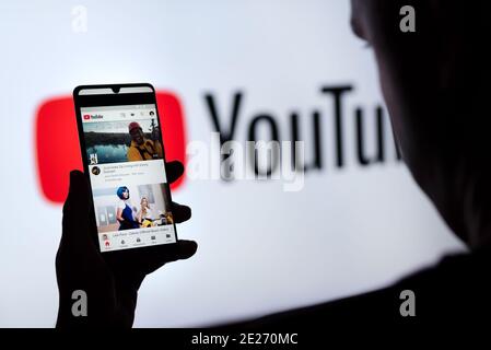 Wroclaw, Pologne - SEP 16, 2020: Homme tenant un smartphone avec le logo YouTube à l'écran. YouTube est le service vidéo le plus populaire développé par Google. Banque D'Images