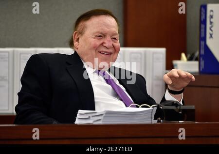 18 décembre 2015 - (photo de dossier) - Sheldon Adelson, président et chef de la direction, a confirmé qu'il était le nouveau propriétaire du Las Vegas Review -Journal, le plus grand journal du Nevada. PHOTO : 1er mai 2015 - Las Vegas, Nevada, États-Unis - SHELDON ADELSON, président-directeur général de Las Vegas Sands Corp., témoigne d'une affaire de cessation d'emploi injustifiée au Clark County Regional Justice Centre le vendredi 1er mai 2015, à Las Vegas. L'ancien président de Sands Macau, Steven Jacobs, poursuit Adelson, Sands China et Las Vegas Sands après son congédiement en 2010. (Image crédit : © David Becker/ZUMA Wire) Banque D'Images