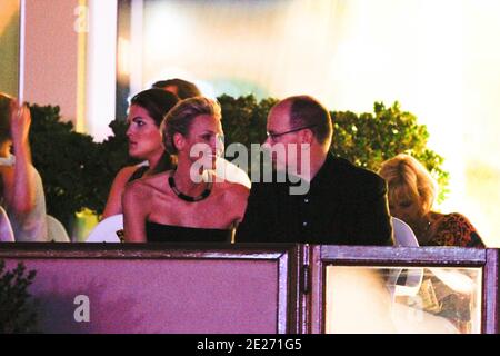 Le Prince Albert II de Monaco et sa fiancée Charlene Wittstock assistent à un concert du groupe de rock américain The Eagles au Stade Louis II pour célébrer leur mariage, à Monaco, le 30 juin 2011. Photo de Frédéric Nebinger/ABACAPRESS.COM Banque D'Images